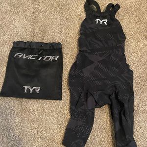 TYR Avictor Kneeskin size 25